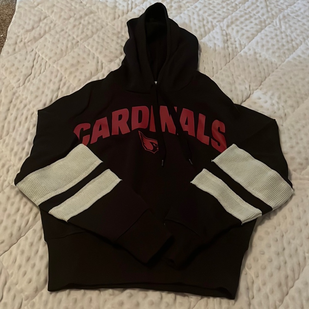 Arizona Cardinals women’s size small hoodie, never worn before, super comfy!